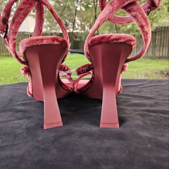 NWT Gianni Bini Velvet Red Heels Women’s - Picture 4 of 7